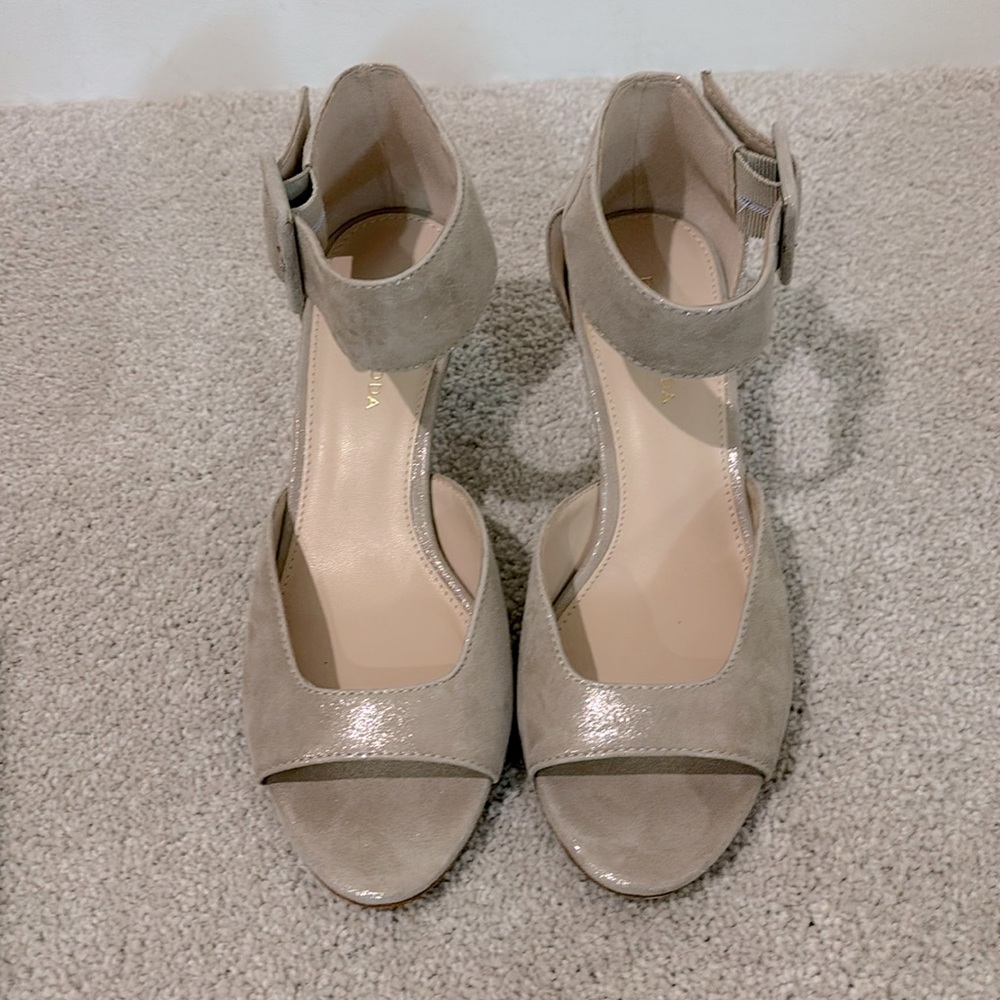 Pelle Moda Taupe Shimmer Ankle Buckle Low heel Sandal Shoes Heels 7.5